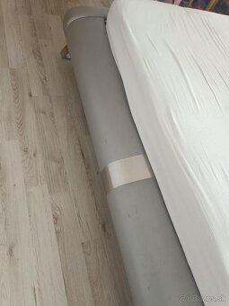 Strieborno sivá koženková manželská posteľ - 2