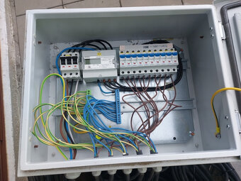 kovová elektrická rozvodná skriňa + 10x kábel 3.5 metra - 2