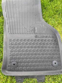 Predam ORIGINAL gumove rohoze na Skoda Superb |||. - 2