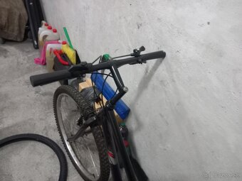 Horský bicykel z detskou sedačkou. - 2