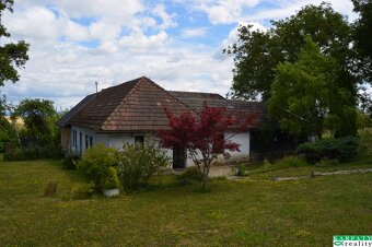 Chalúpka schúlená v okolitých ovocných sadoch - 2