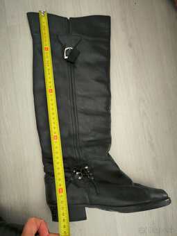 Vysoké kožené čierne čižmy Baťa veľkosť 39 vo vnútri kožušin - 2