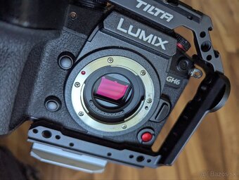 Panasonic GH6 + OM System Digital ED 12-40mm f2.8 a statív - 2