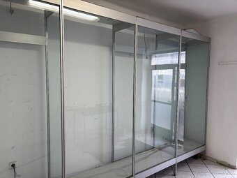 Predam presklenu vitrinu - 2