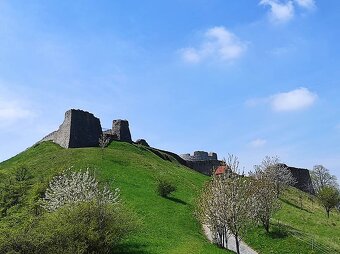 Rodinný dom v Podbranči  s výhľadom na hrad Branč - 2