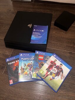 Playstation PS4 Pro 2x ovládač plus WR okuliare a hry - 2