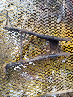 Predám kovový (železný) stojan na prvé kývačky - 2