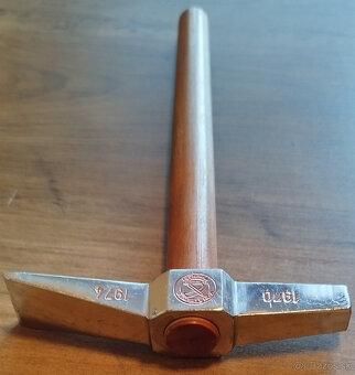 Predám odznaky a kladivko Konštrukta Trenčín - 2