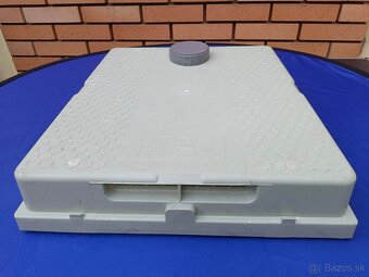 predám plast.striešku na úľ so štvorstranným krmítkom - 2