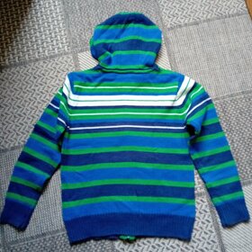 Detský svetrík 140–146, modro–zelený, 6 €
 - 2