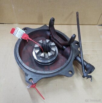 Veko uzávierky s objimkou a vidlicou na Zetor - 2