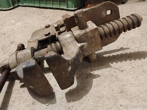 Predám starý kováčsky zverák a vŕtačku - 2