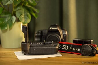 Canon 5D Mark II + grip + 2x batéria (super stav) - 2