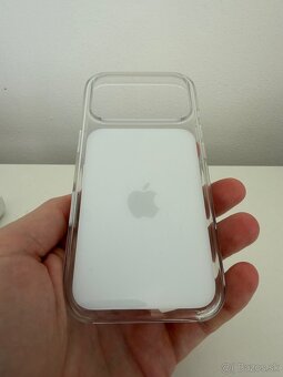 iPhone 17 Pro - kryty Apple a Pitaka - 2