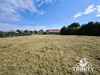 Na predaj stavebný pozemok pri centre v obci Dvory nad Žitav - 2