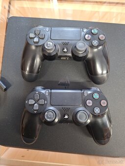 Sony PlayStation 4 Slim 1TB + 2ks ovládače - 2