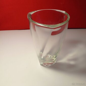 ručne lisovaná číra váza - Václav Hanuš 50-te roky - 2