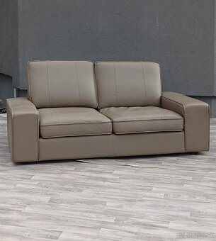 Dvojsedačka kožená cappuccino. - 2