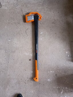 kvalitna stiepacia sekera FISKARS X27 - 2