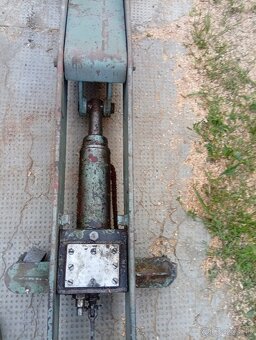 Hydraulický zdvihák.,. - 2