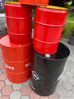 Plechové sudy : 2x 200 L + 3x 60 L - 2