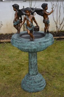 Zámecká bronzová fontána s amorky - 2