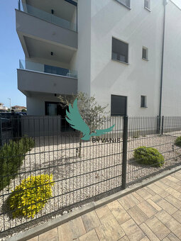 Chorvátsko - Zariadená novostavba so záhradou len 90m od plá - 2