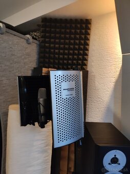 Marantz PRO Soundshield
- 2