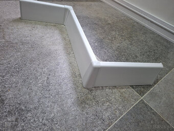 Predám biele kompozitné soklove lišty - 2