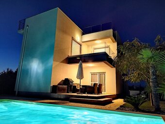 CHORVÁTSKO - Atraktívna vila s bazénom 70m od mora-PRIVLAKA - 2