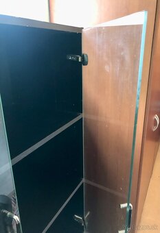 Vitrínová skriňa – darujem ZA ODVOZ - STUPAVA - 2