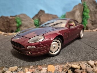Prodám model 1:18 Aston Martin DB7 - 2