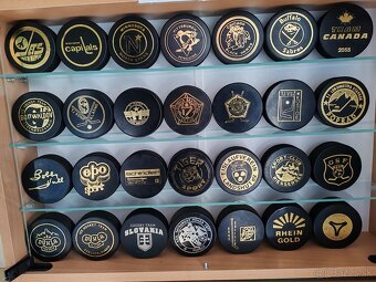 PREDÁM ZBIERKU HOKEJOVÝCH PUKOV - 2