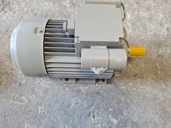 Predám nový jednofázový el.motor 3kW 2900ot 230V - 2