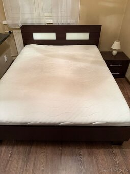 Postel a nocny stolik - 2