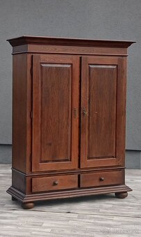 Skriňa dubová s 2 zásuvkami. - 2