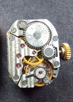 Staré náramkové hodiny - 2