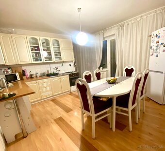 nezariadeny 100m2- veľký 2 i.byt v RD - 2