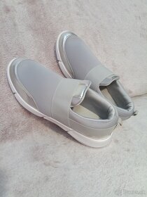 Nove damske sedo-strieborne slip-on tenisky - 2