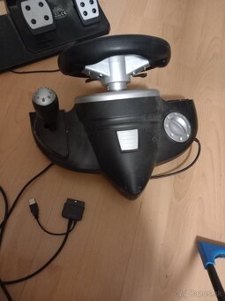 Trust volant s pedalmi - 2