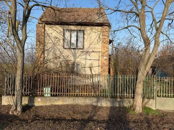 Pozemok s menším domom a prístavbami v obci Trávnik na preda - 2