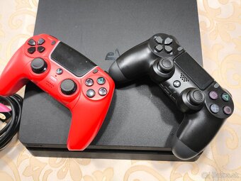 Sony PlayStation 4 slim + 2 ovládače - 2
