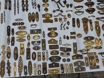 STAROŽITNÉ KOVANIA NA NÁBYTOK - 2
