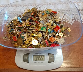 predám mix odznaky 1,445 kg - 2