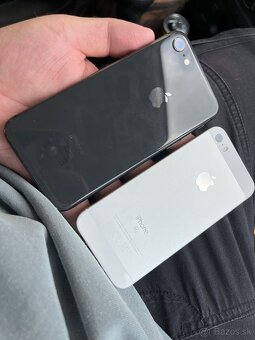 iPhone 8 a IPhone SE - 2
