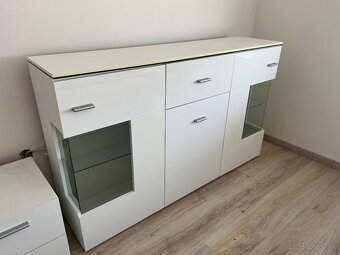 Biela leskla komoda - 2