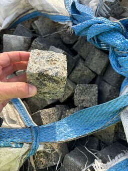 Štiepané dlažobné kocky - 5,5x6x6cm - 2