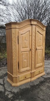 Celomasivna policová skriňa - 2