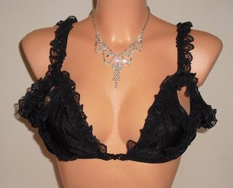 So zapinanim predu srdieckom podprsenka - 2