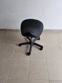 Nova kožená otočná stolička. - 2